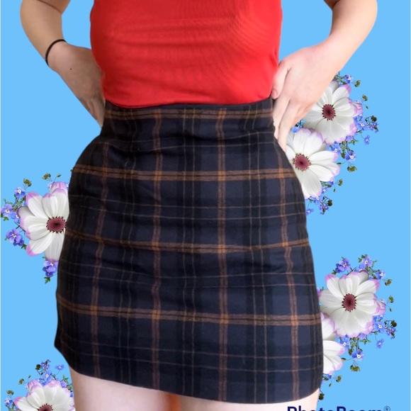 Aritzia navy plaid skirt, great condition selling because its a little small - Picture 3 of 3